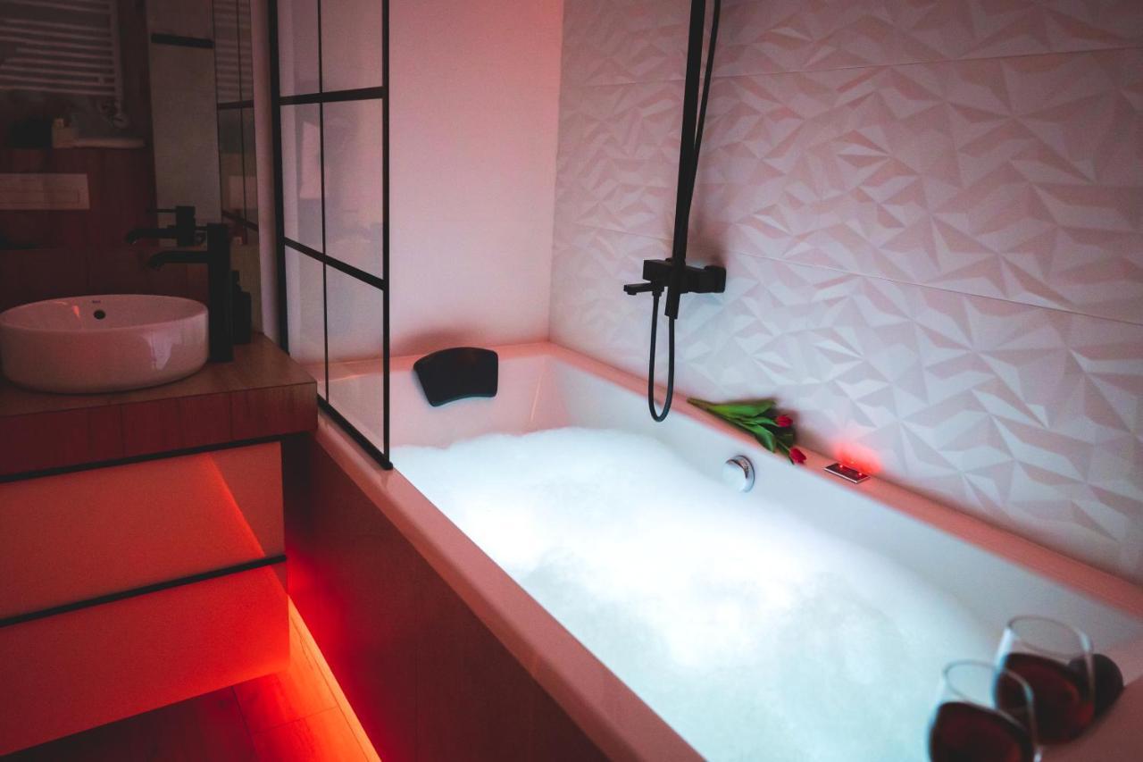 Movie Jacuzzi Apartment At The Main Station By Noclegi Renters Kraków Zewnętrze zdjęcie