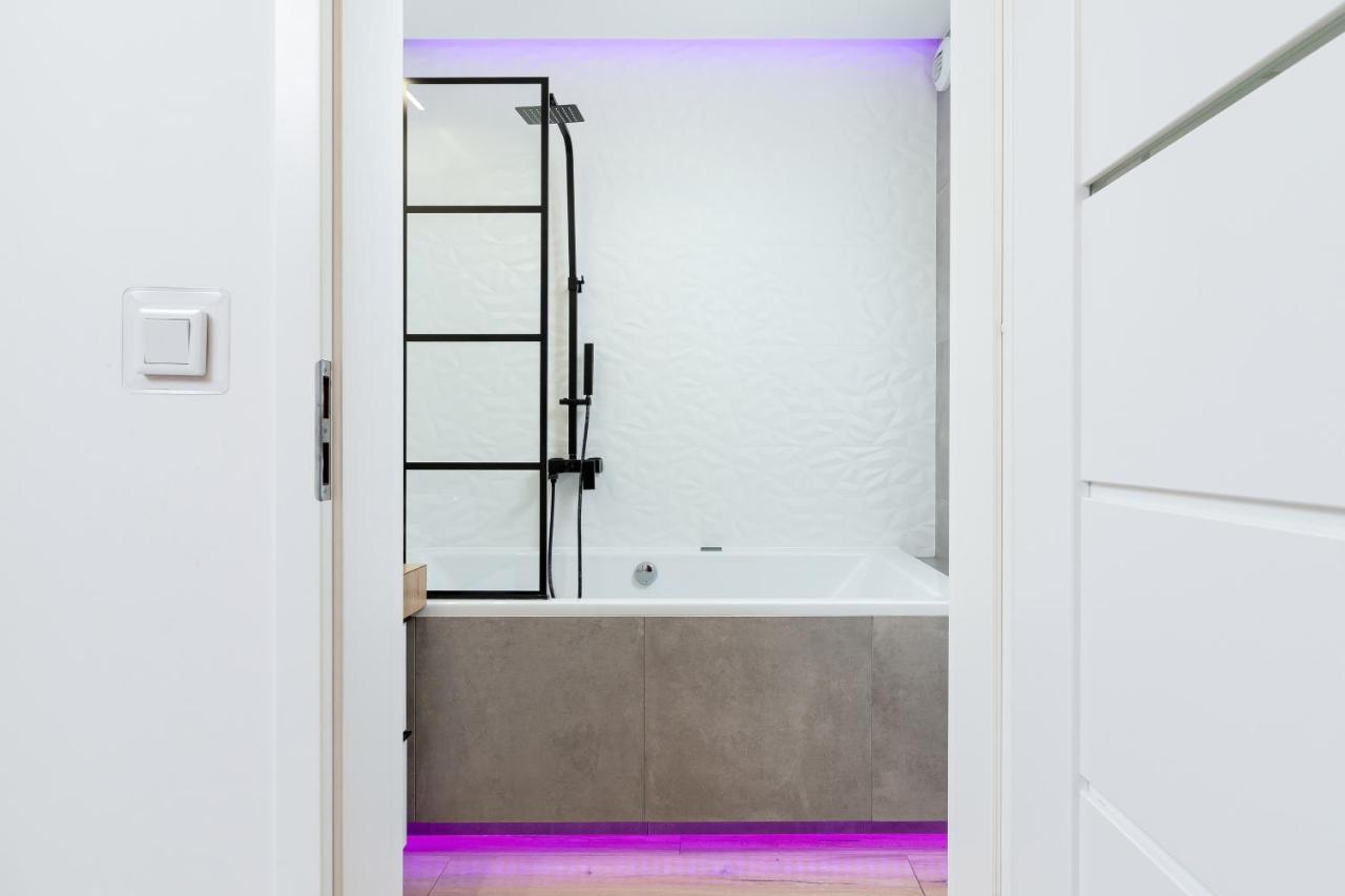 Movie Jacuzzi Apartment At The Main Station By Noclegi Renters Kraków Zewnętrze zdjęcie